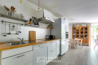 Cozinha; eletrodomésticos, chão de madeira, luz natural, estilo moderno