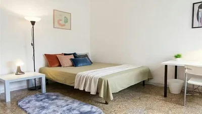 Camera da letto; luce naturale, pavimento in legno