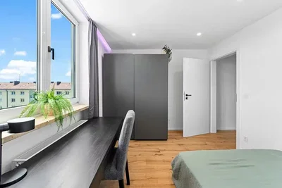 Camera da letto; pavimento in legno, luce naturale, vista
