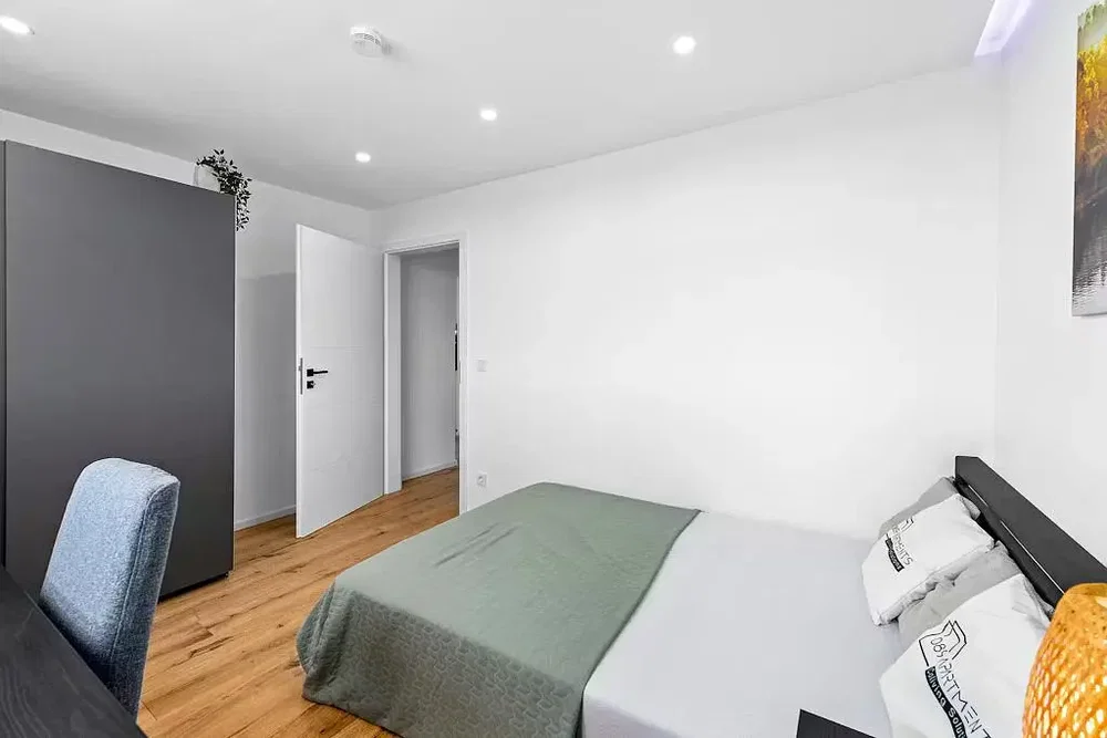 Camera da letto; pavimento in legno, luce naturale