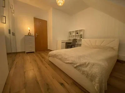Camera da letto; pavimento in legno, luce naturale