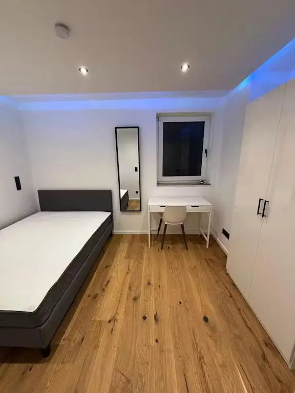 Camera da letto; pavimento in legno, luce naturale