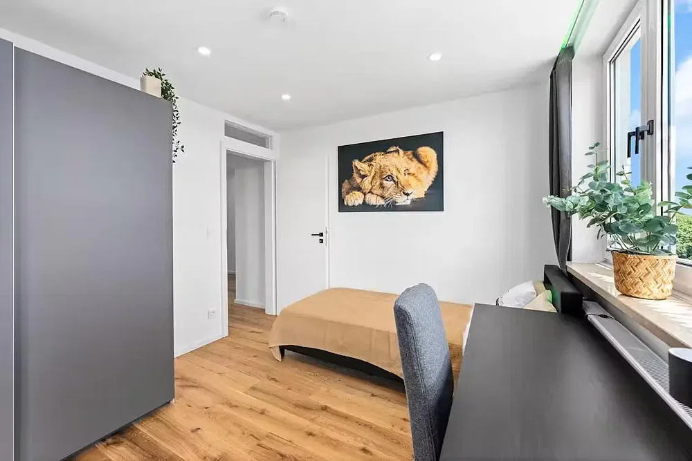 Camera da letto; pavimento in legno, luce naturale