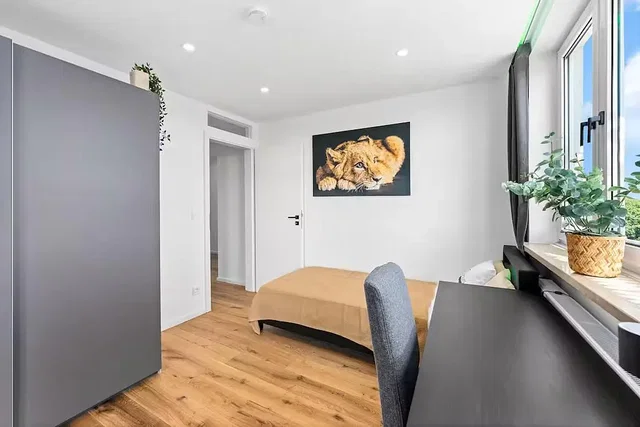 Camera da letto; pavimento in legno, luce naturale