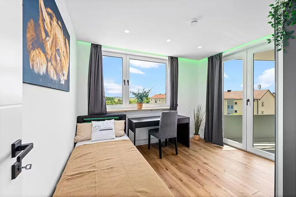 Camera da letto; pavimento in legno, luce naturale, stile moderno