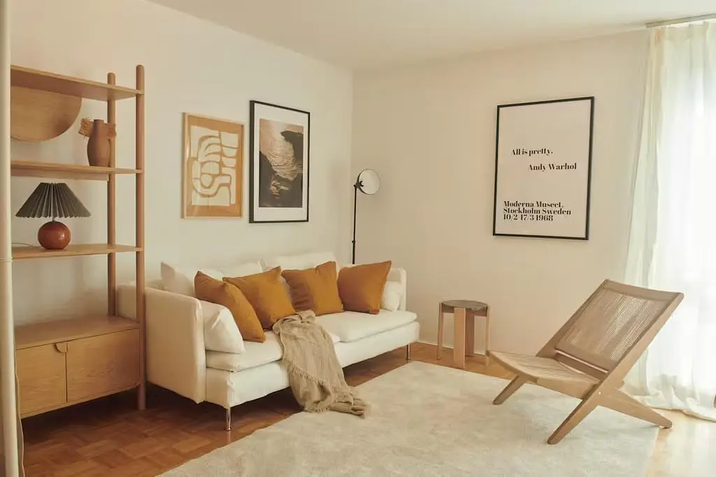 Soggiorno; stile moderno, pavimento in legno, luce naturale