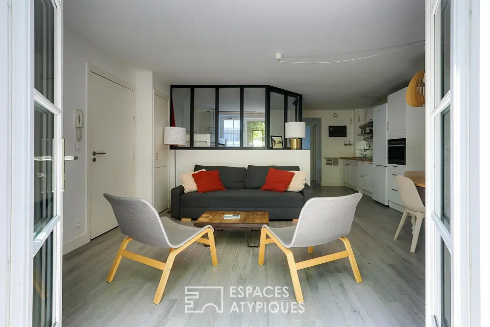 Sala de estar; luz natural, estilo moderno, chão de madeira
