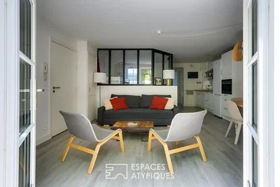 Sala de estar; luz natural, estilo moderno, chão de madeira