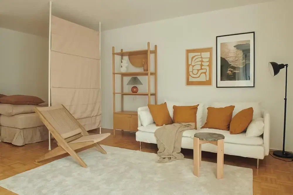 Soggiorno; stile moderno, pavimento in legno, luce naturale