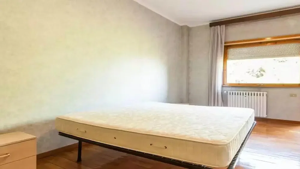 Camera da letto; pavimento in legno, luce naturale