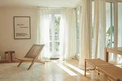 Soggiorno; luce naturale, stile moderno, pavimento in legno