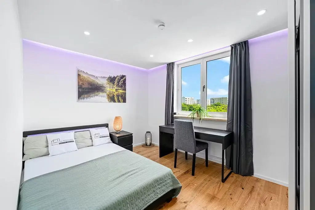 Camera da letto; luce naturale, pavimento in legno, stile moderno