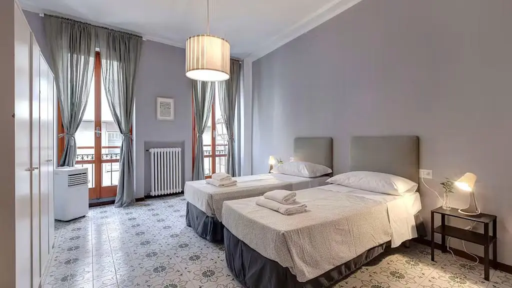 Camera da letto; luce naturale, pavimento in piastrelle