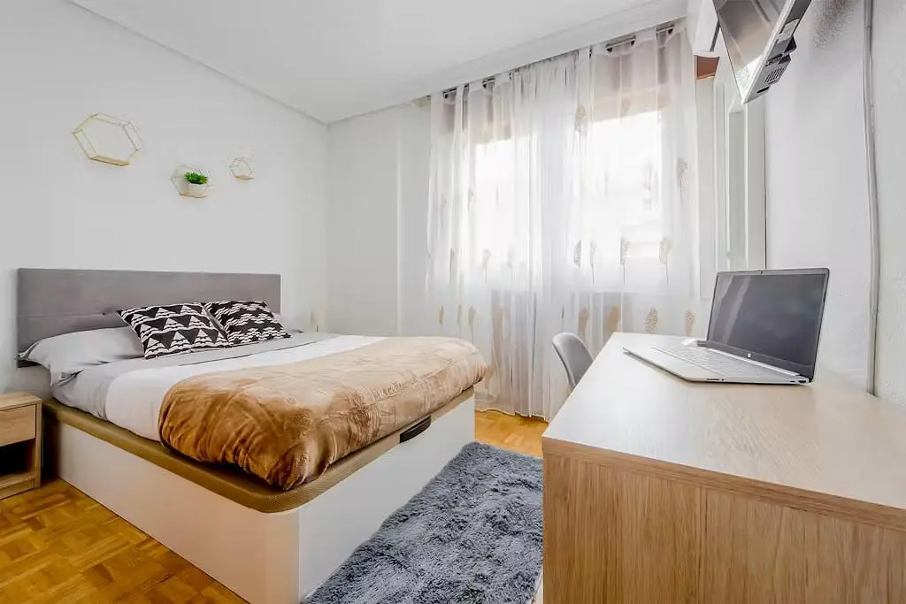 Camera da letto; pavimento in legno, luce naturale