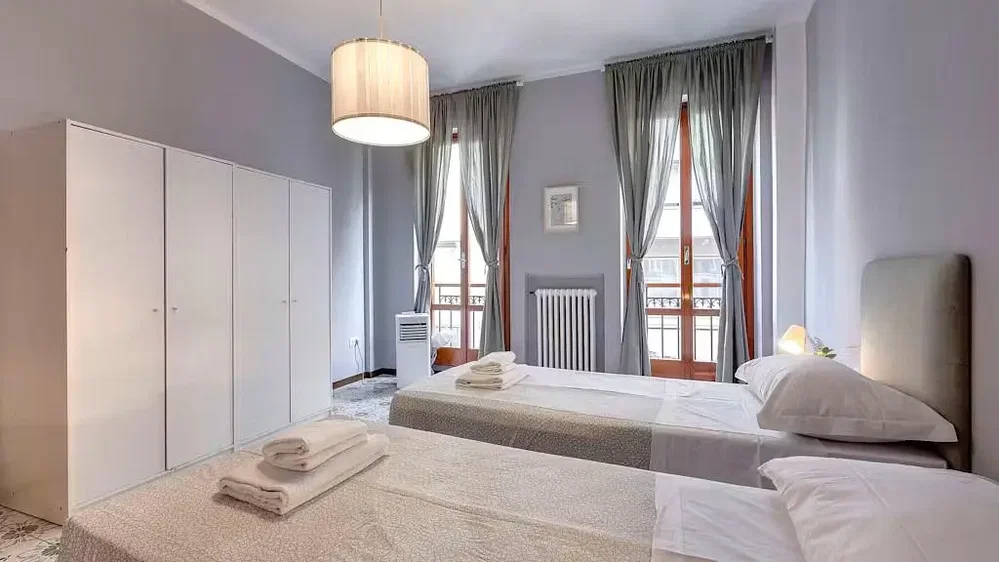 Camera da letto; luce naturale, pavimento in legno