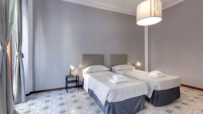 Camera da letto; pavimento in piastrelle, luce naturale