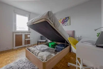 Camera da letto; pavimento in legno, luce naturale