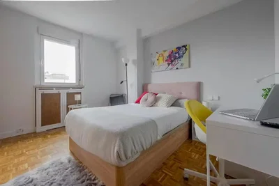 Camera da letto; pavimento in legno, luce naturale