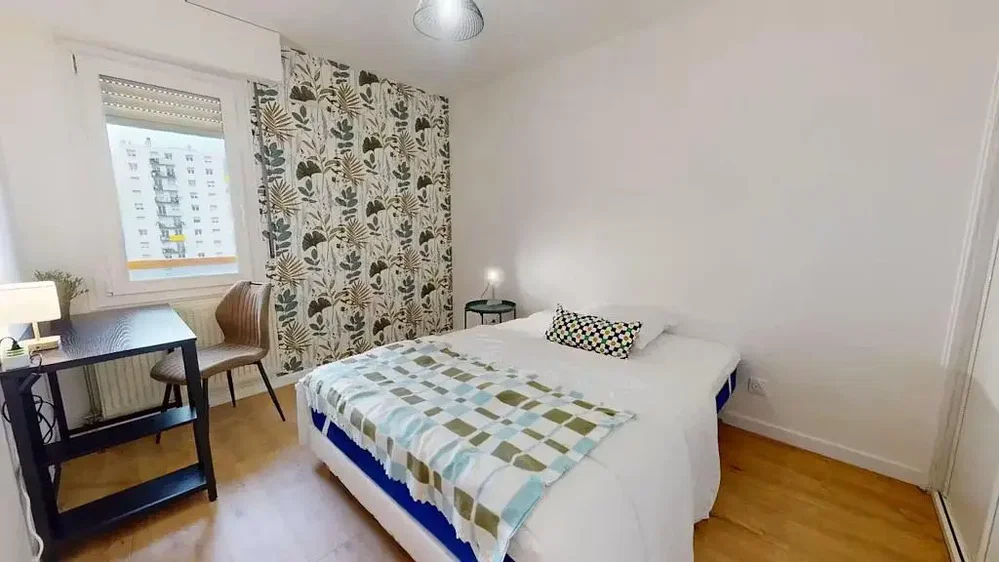 Schlafzimmer; holzboden, tageslicht