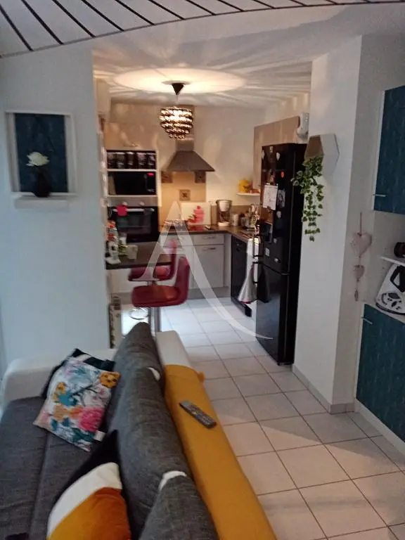 Wohnzimmer; fliesenboden, tageslicht
