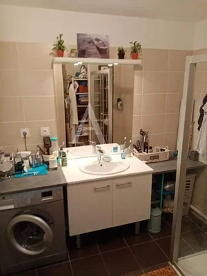 Badezimmer; fliesenboden, renovierungsbedürftig, tageslicht