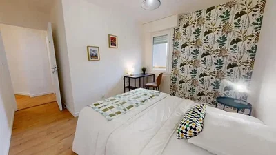 Schlafzimmer; holzboden, tageslicht, moderner stil