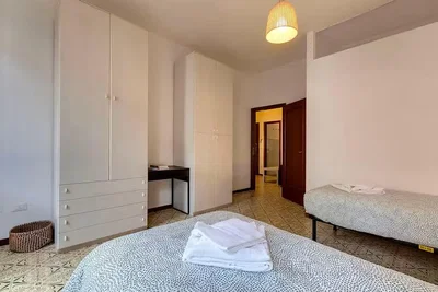 Camera da letto; luce naturale, pavimento in piastrelle