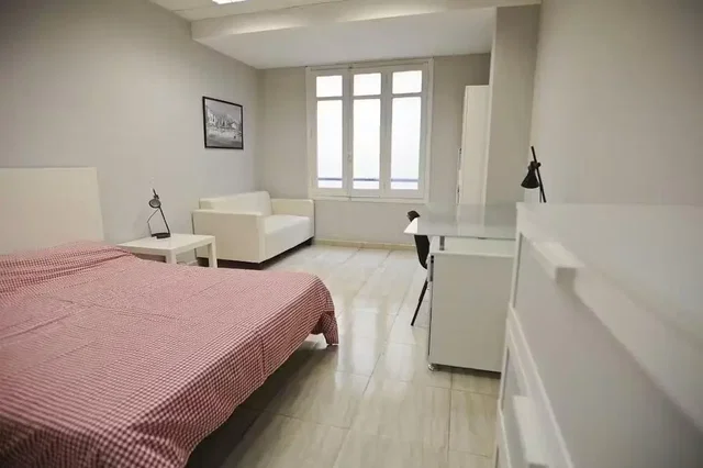 Υπνοδωμάτιο; φυσικό φως, ξύλινο πάτωμα
