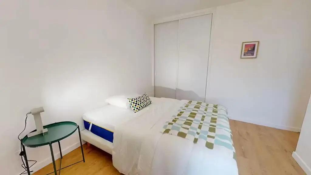 Schlafzimmer; holzboden, tageslicht