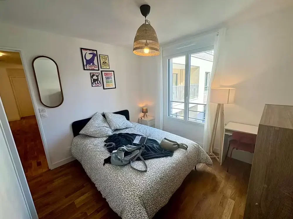 Spavaća soba; drveni pod, prirodno svjetlo