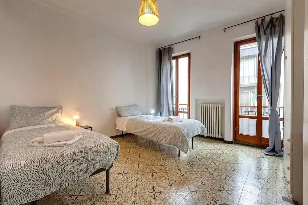 Camera da letto; luce naturale, pavimento in piastrelle