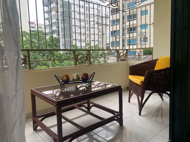 Balkon; výhled, dlažba, přirozené světlo