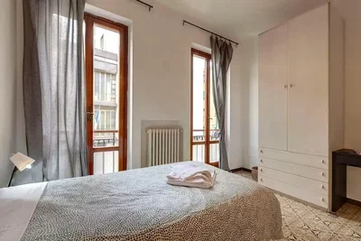 Camera da letto; luce naturale, pavimento in piastrelle