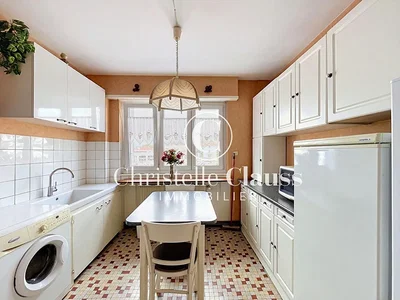 Cocina; electrodomésticos, suelo de baldosas, luz natural