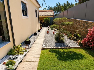 Kuća i okolina; prirodno svjetlo, potrebna renovacija