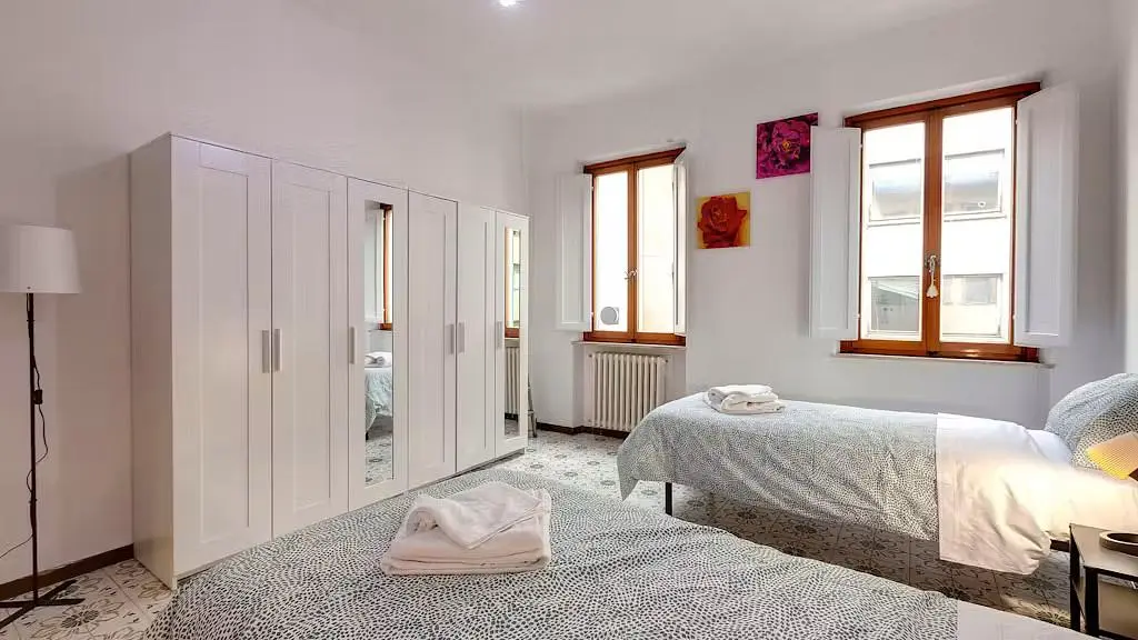Camera da letto; luce naturale, pavimento in legno