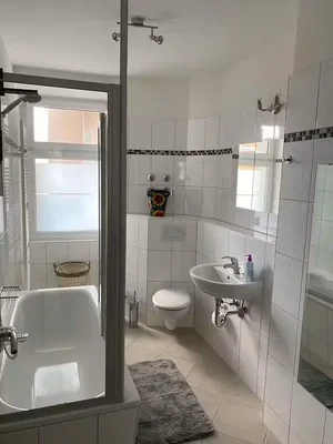 Baño; suelo de baldosas, luz natural