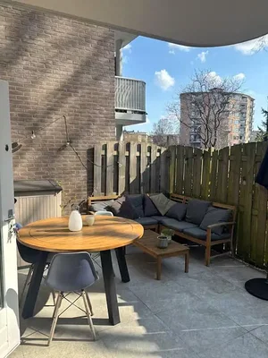 Terraço; chão de madeira, luz natural, estilo moderno