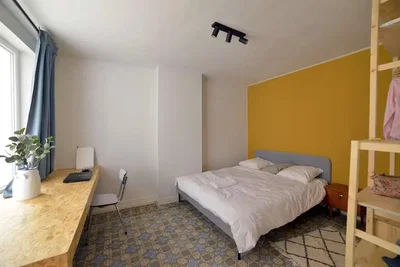 Camera da letto; luce naturale, pavimento in legno