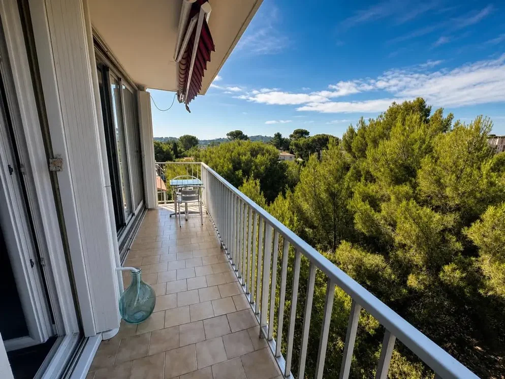Balkon; pogled, pločice, prirodno svjetlo