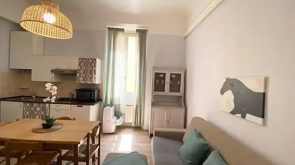 Obývací pokoj; kuchyňské spotřebiče, přirozené světlo, moderní styl