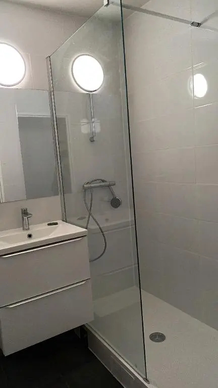 Badezimmer; fliesenboden, tageslicht