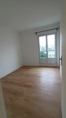 Schlafzimmer; holzboden, tageslicht, renovierungsbedürftig