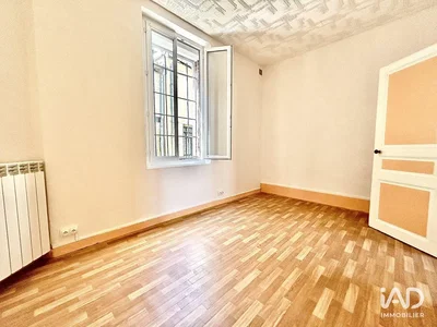Spálňa; drevená podlaha, prirodzené svetlo