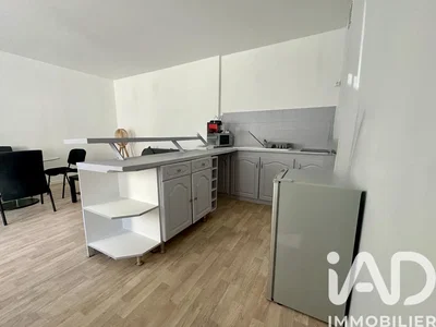 Kuchyňa; kuchynské spotrebiče, drevená podlaha, prirodzené svetlo