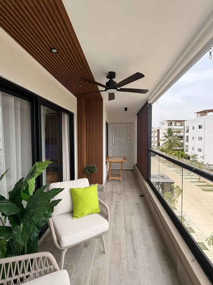 Balcone; vista, travi in legno, luce naturale
