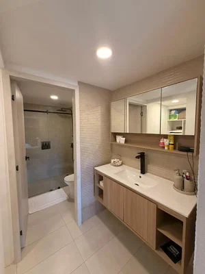 Bagno; pavimento in piastrelle, luce naturale