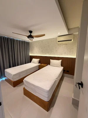 Camera da letto; pavimento in piastrelle, luce naturale