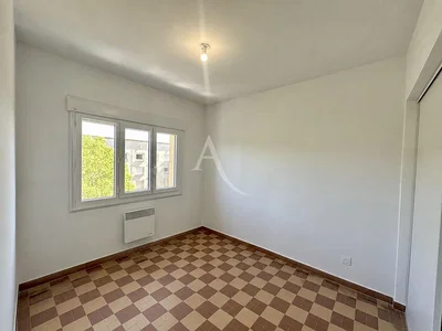 Schlafzimmer; fliesenboden, tageslicht