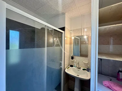 Badezimmer; fliesenboden, renovierungsbedürftig